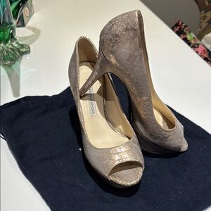 Vera Wang lavender open toe leather Peep-Toe Heels EUC Size 6M